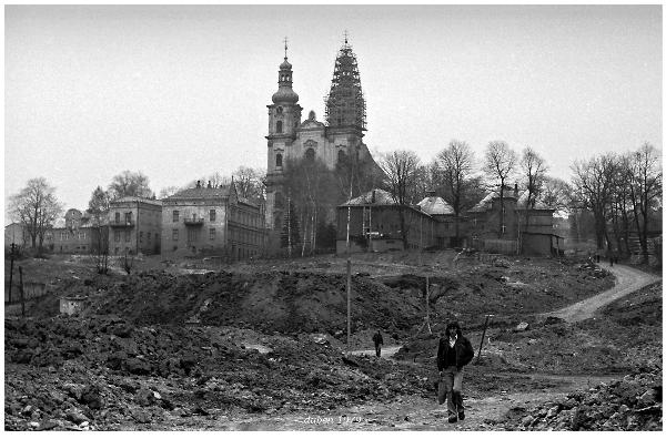 Okolí kostela v roce 1980